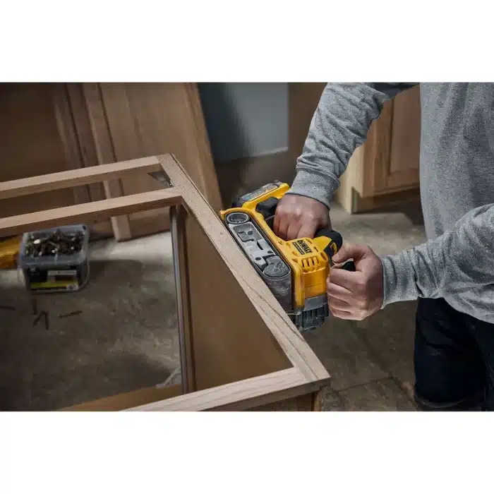 DeWalt aku tračna brusilica BRUSHLESS 18V DCW220NT- Solo - Slika 6